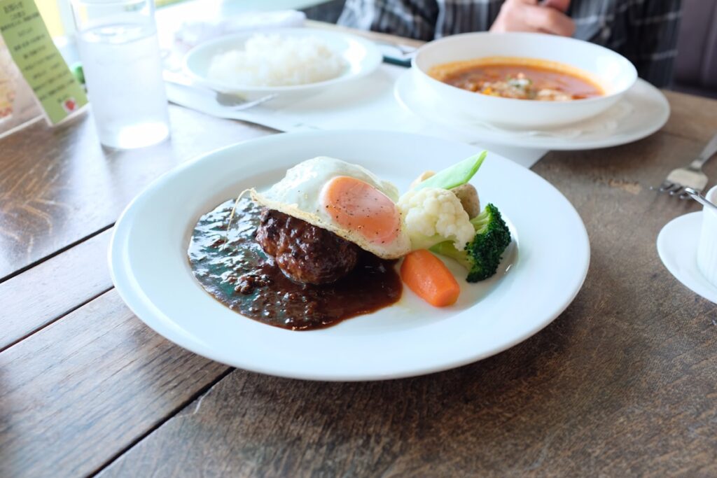 ロコモコ（目玉焼きをのせたハンバーグとライスのプレート）のイメージ