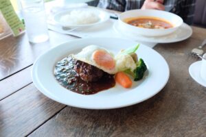 ロコモコ（目玉焼きをのせたハンバーグとライスのプレート）のイメージ