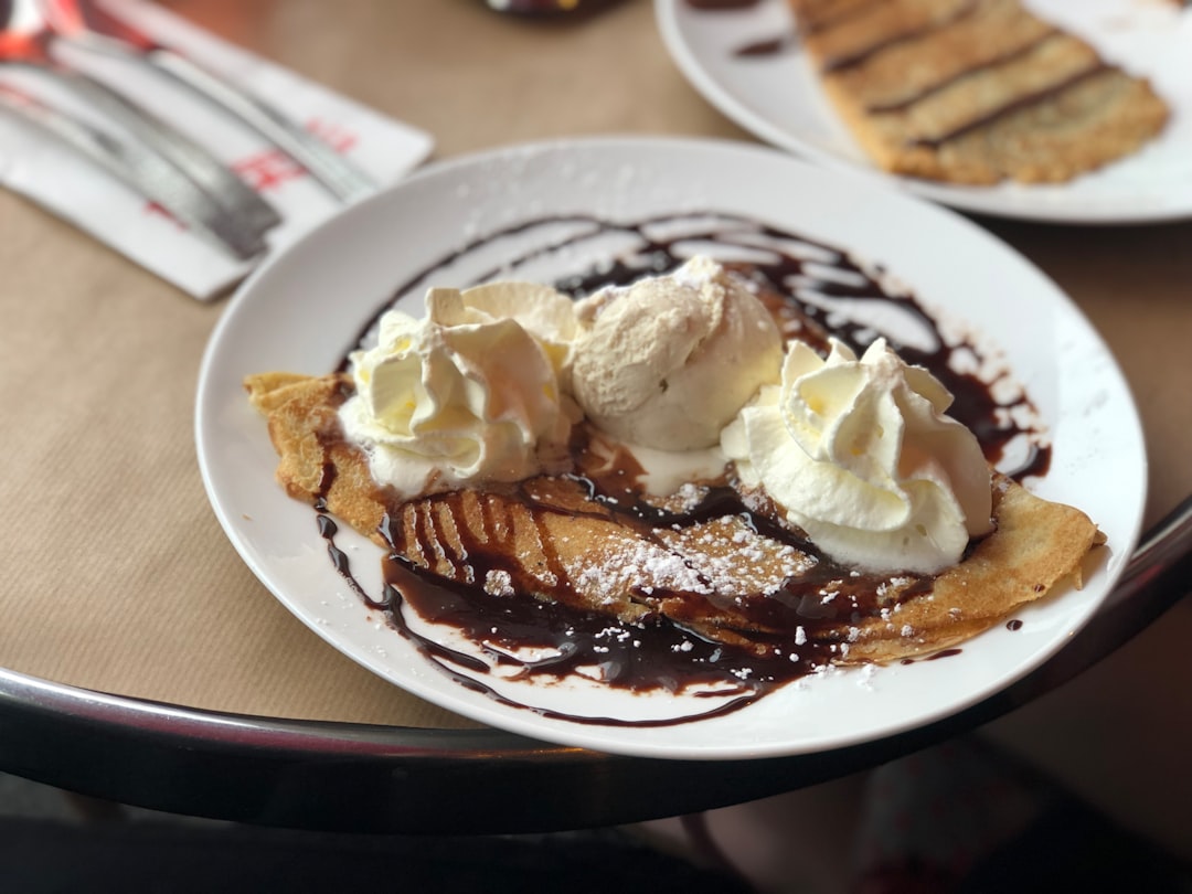 アイスクリームとシロップをかけたクレープ