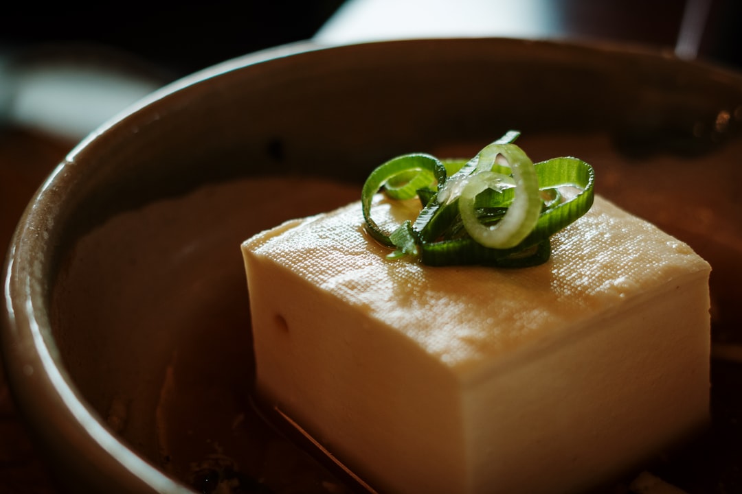 小口切りのねぎをのせた豆腐
