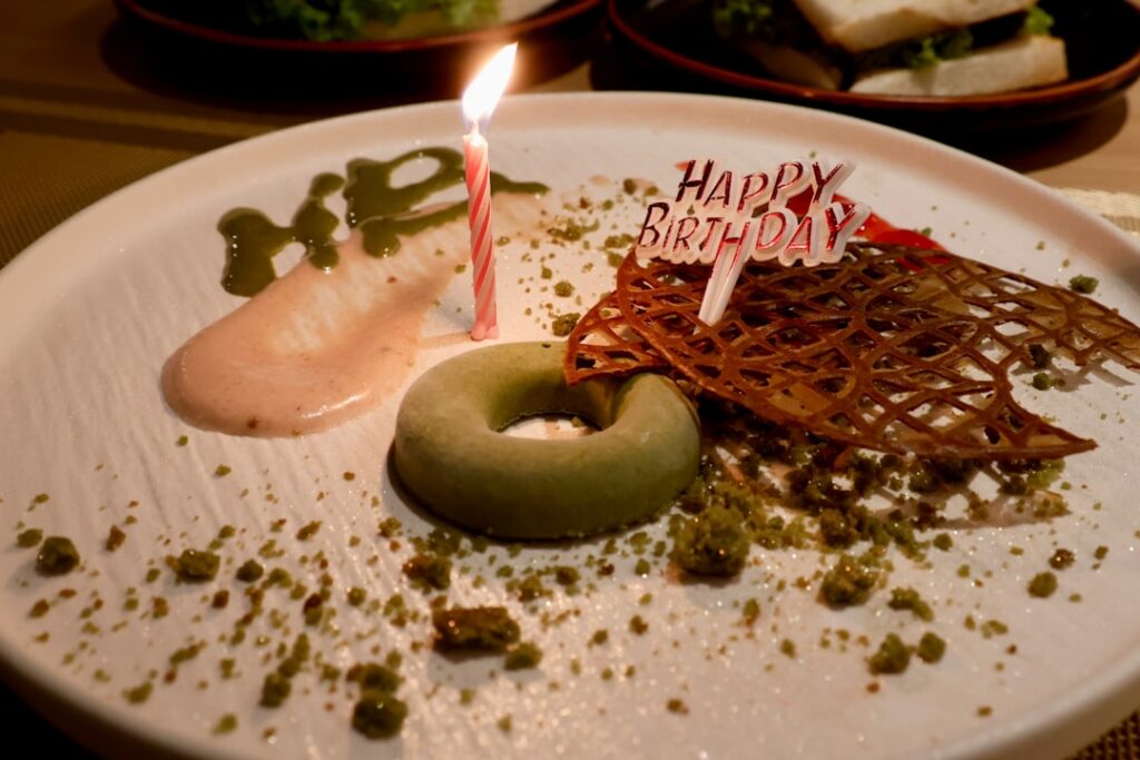 ハワイアンカフェの誕生日デザートプレート（HAPPY BIRTHDAYの飾りとキャンドル）
