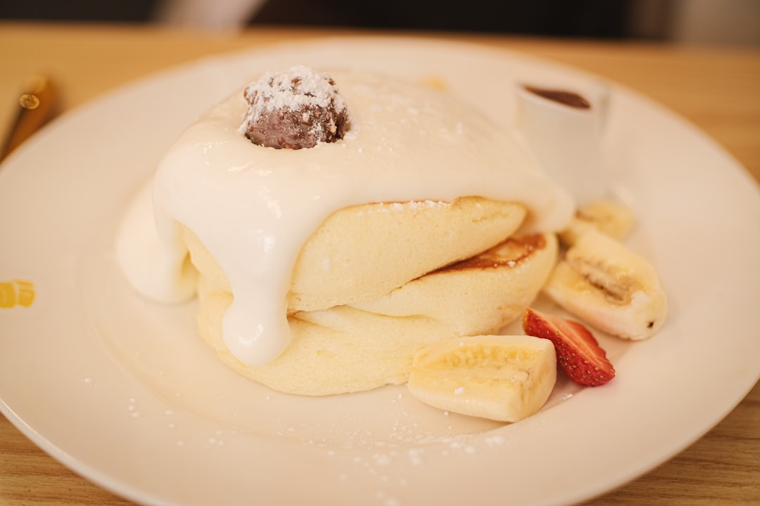 ホイップクリームとフルーツをのせたふわふわパンケーキ