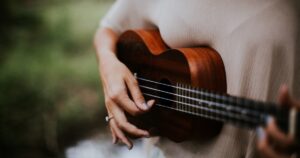 ウクレレを弾く女性の手元