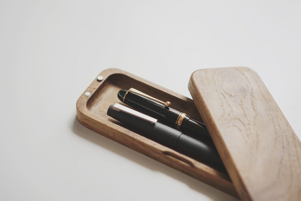 木箱に収められた木製ペン2本