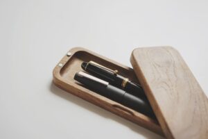 木箱に収められた木製ペン2本