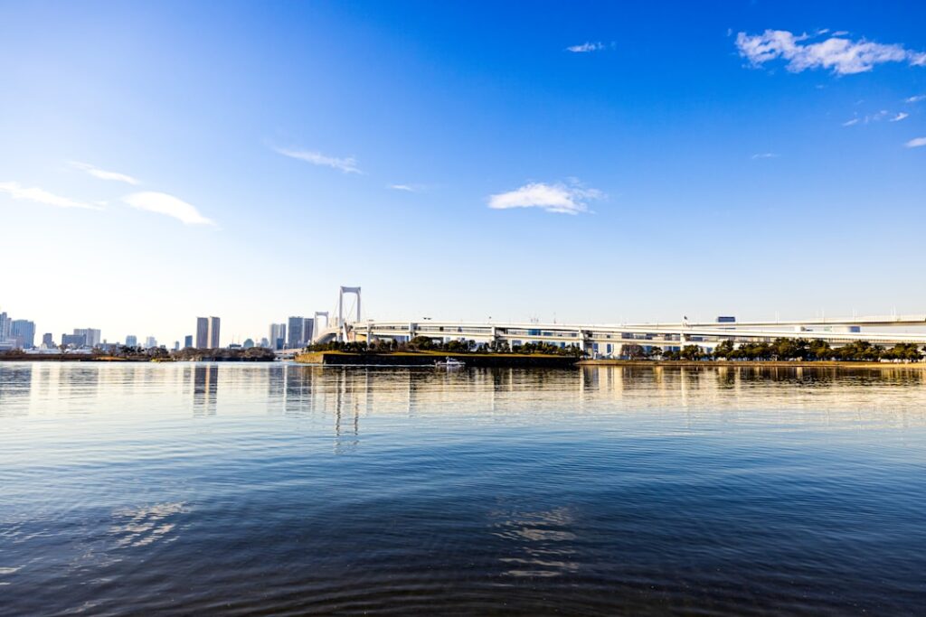 お台場から望むレインボーブリッジと東京湾