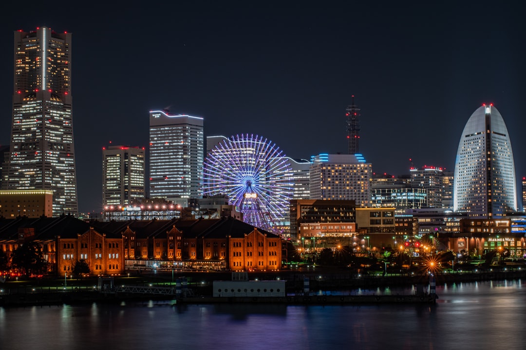 夜の横浜の街並み