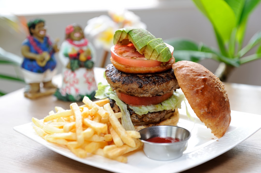 ハンバーガーとフライドポテトのプレート