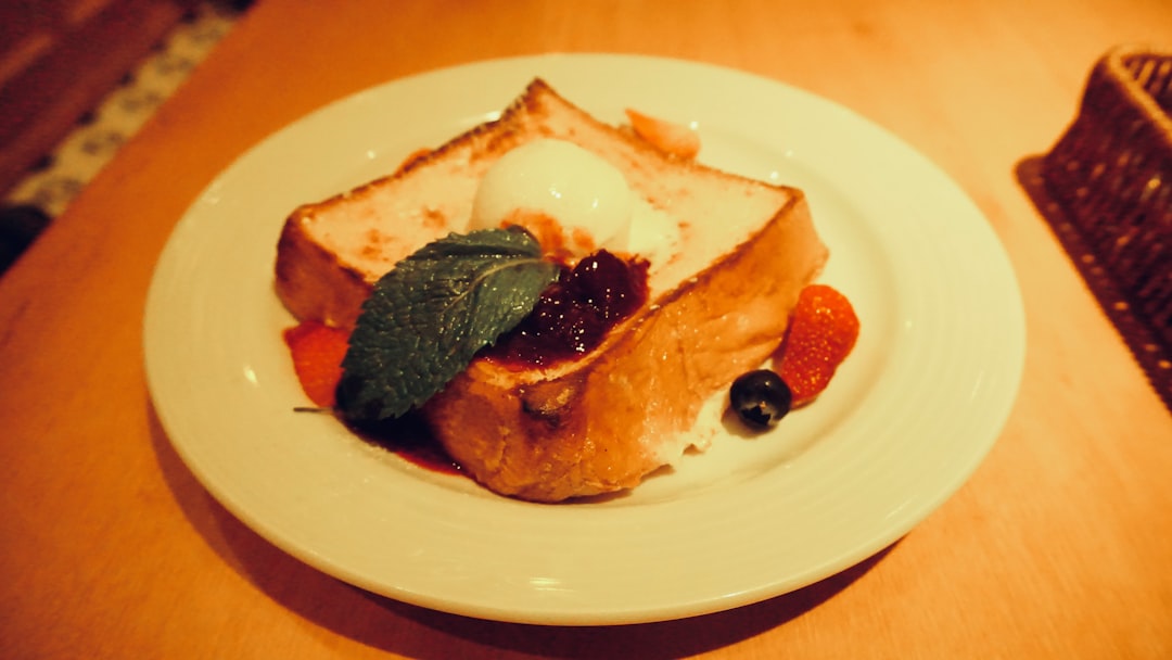 ベリーとクリームを添えたフレンチトースト