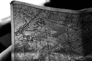 手に持たれたモノクロの紙の地図