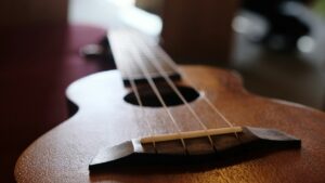 テーブルに置かれたウクレレのクローズアップ
