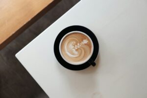テーブルに置かれたコーヒー。店舗の実際の商品ではありません（イメージ）