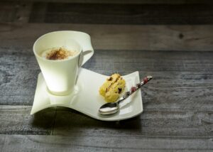 コーヒーと焼き菓子を添えたティータイム。紹介商品の写真ではありません（イメージ）