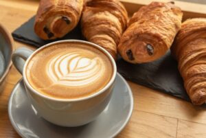 パンとコーヒー。店舗の実際の商品ではありません（イメージ）